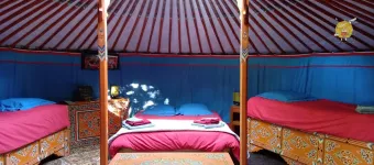 yourte intérieur bleu avec vue sur le ciel