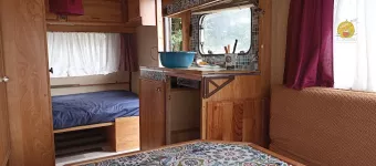 caravane avec table et lit, ou 2 lits de 2 personnes